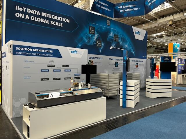 Partnerstand zu IIoT Data Integration mit Tresen, Demogerät und Sitzlounge in der Messehalle der Hannover Messe 2023.