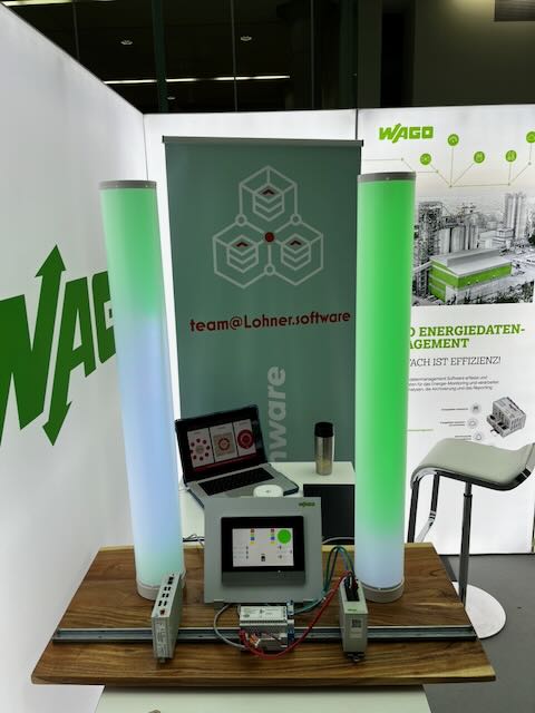Messestand auf dem Produktionsforum Lingen 2024 mit WAGO-Branding, HMI-Panel und Steuerungstechnik auf dem Tisch.