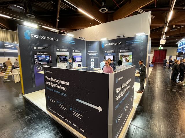 Partnerstand zu Industrial IoT und Fleet Management auf der SPS Nürnberg 2024 mit Besuchern am Tresen.