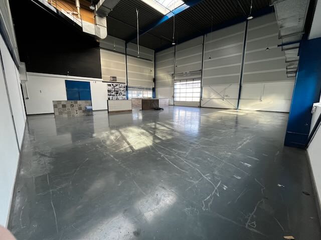 Innenansicht der iniationWARE-Halle in Lohne mit hohen Decken, Tresen und freier Fläche.