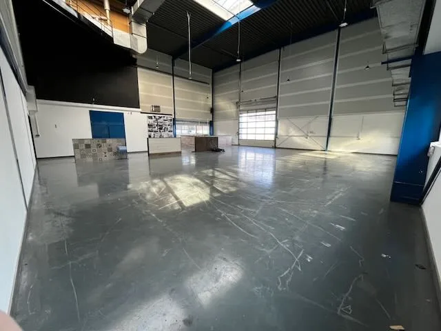 Interior of the iniationWARE hall in Lohne with high ceilings, counters and open floor space.