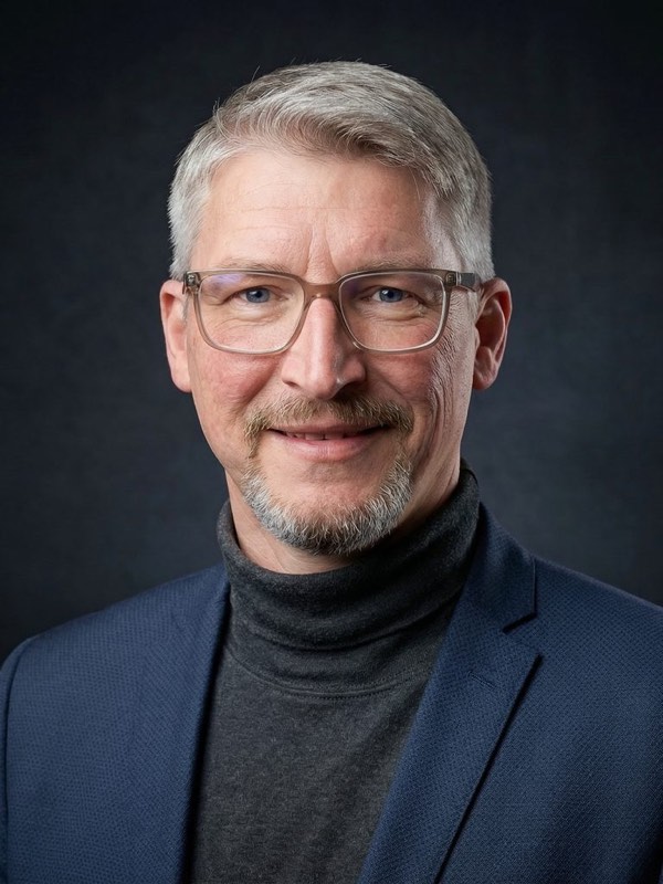 Portrait of Klaus Landsdorf, managing director and co-founder of Iniationware GmbH.